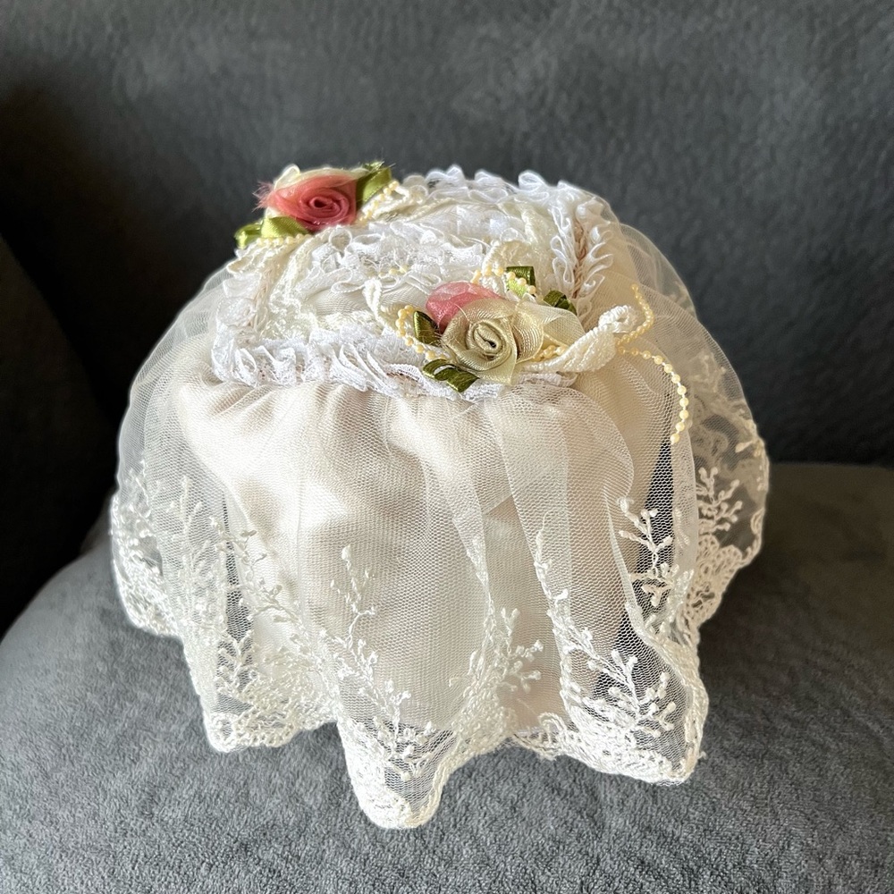 VTG Victoria’s Garden Lace Cover Floral Accents  Toilet paper extra roll zipper